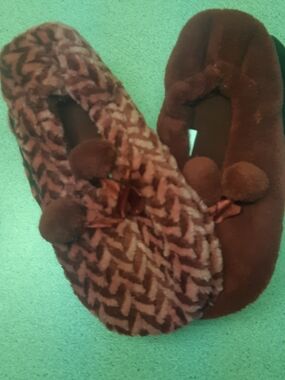 Slip On Cozy Burgandy Plush Slippers with Pom Pom Detail Size 5/6 New Never Worn